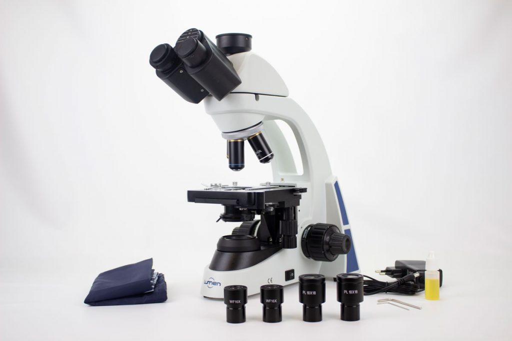 O microscópio biológico trinocular LM2120TL, tem um design elaborado e com qualidade em cada detalhe 