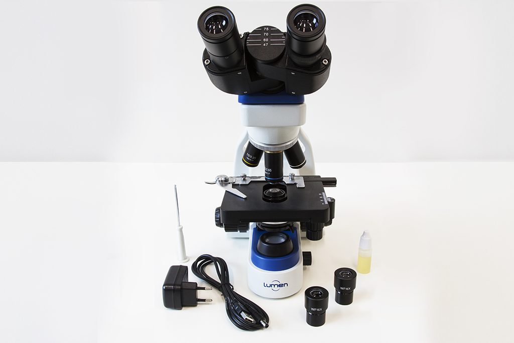 O microscópio biológico trinocular LM2120BL, tem um design elaborado e com qualidade em cada detalhe 